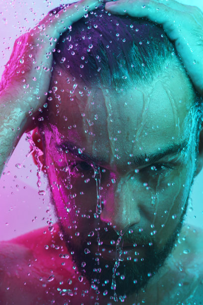 一幅英俊男子在霓虹灯下水下流动的肖像图片下载