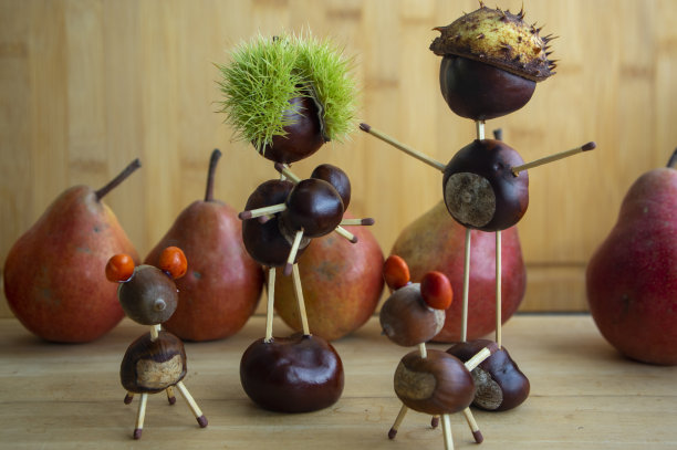 手工自制手工diy栗子人物静物，家庭与宝宝和两只动物，梨果为背景图片下载