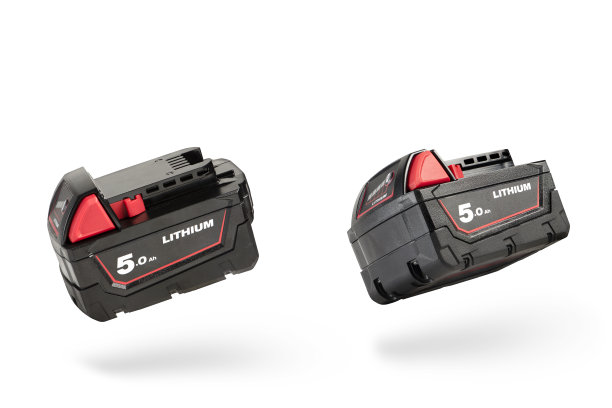 用于无线工具的电池。螺丝刀电池。电池与充电指示灯隔离在白色背景与阴影图片下载