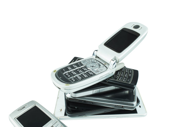 老旧过时的手机孤立在白色背景上。图片下载