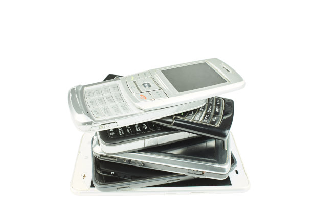 老旧过时的手机孤立在白色背景上。图片下载