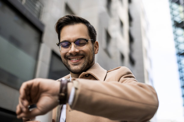 商人看手表图片下载