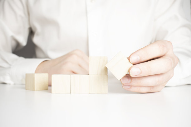 手握空白木块立方体在表背景，商业概念背景，模拟，模板，横幅图片下载