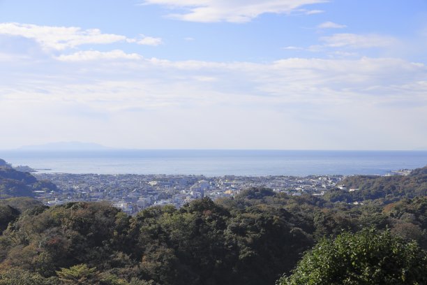 日本神奈川镰仓的湘南海和城市视野图片下载