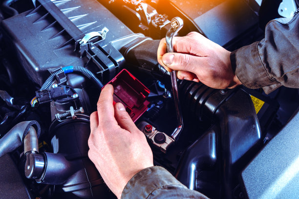 汽车修理店或汽车服务。更换汽车电池。断开汽车电池端子。关闭视图。图片下载