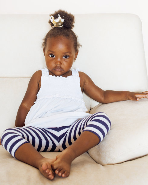 可爱的非洲裔美国小女孩在家里玩动物玩具，可爱可爱的公主在室内开心的微笑，生活方式真实的人概念接近图片下载