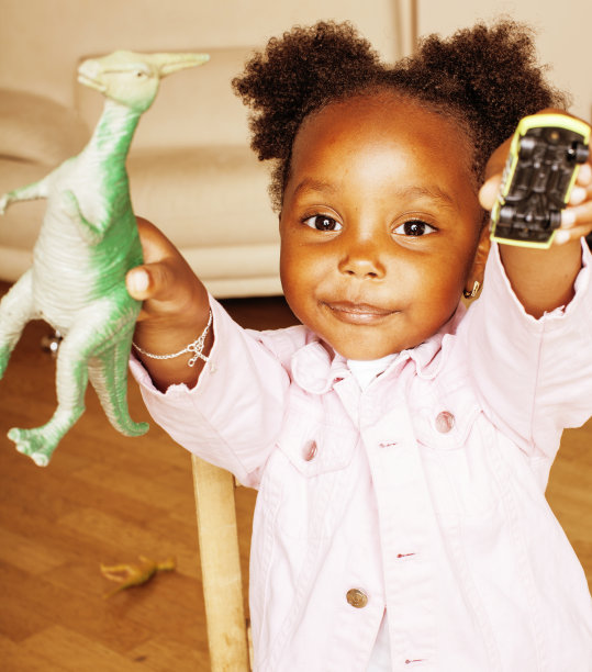 可爱的非洲裔美国小女孩在家里玩动物玩具，可爱可爱的公主在室内开心的微笑，生活方式真实的人概念接近图片下载
