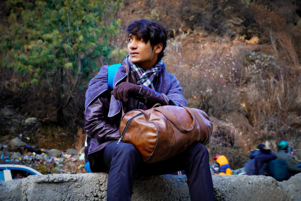 男孩在等人去健身房图片下载