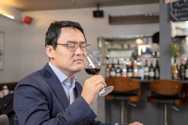 一个男人在餐厅喝酒聊天图片下载