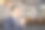 一个男人在餐厅喝酒聊天图片下载