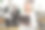 白种老年妇女拿着笔记本电脑在办公室摆姿势图片下载