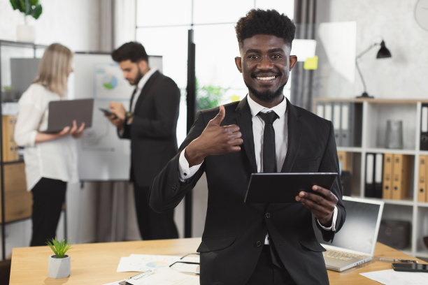 非裔美国人微笑着看着办公室里的摄像机图片下载