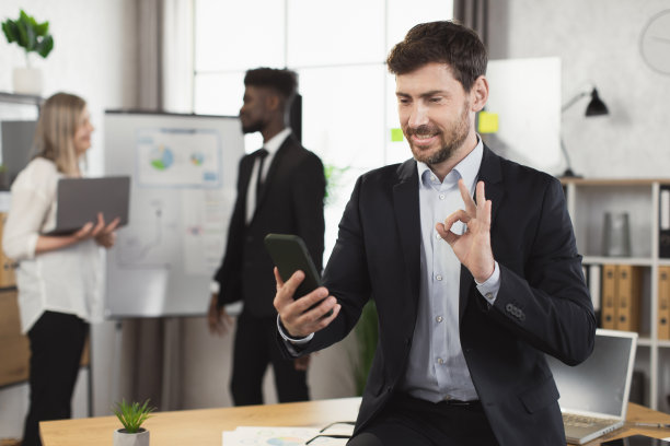 白人商人使用智能手机进行视频通话图片下载