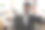 穿着西装、戴着眼镜、面带微笑的非洲人在办公室摆姿势图片下载