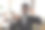 穿着西装、戴着眼镜、面带微笑的非洲人在办公室摆姿势图片下载