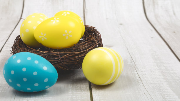 复活节彩蛋在质朴的木制背景上的巢图片下载