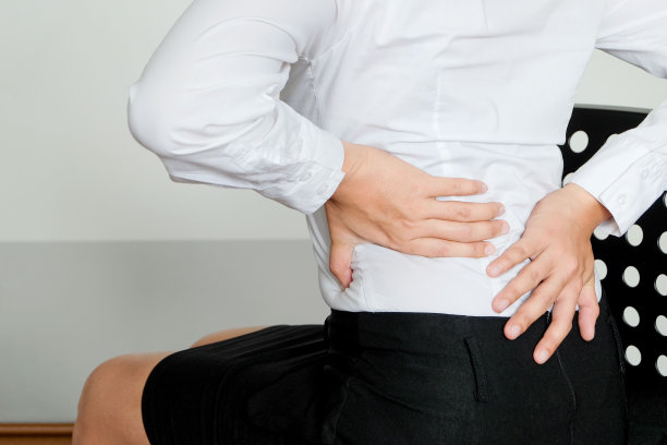 妇女坐着有背痛和腰酸背痛的止痛保健概念图片下载
