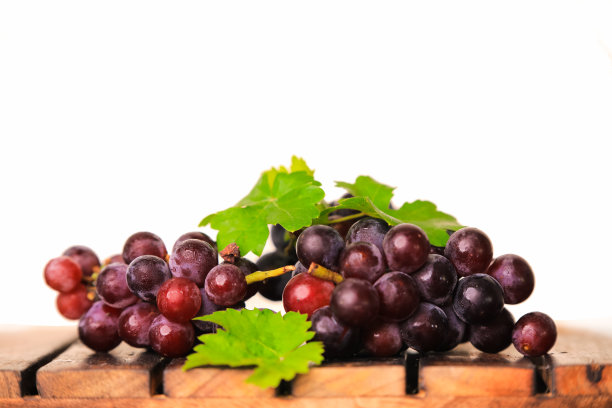 黑葡萄放在白色透明背景的木桌上图片下载