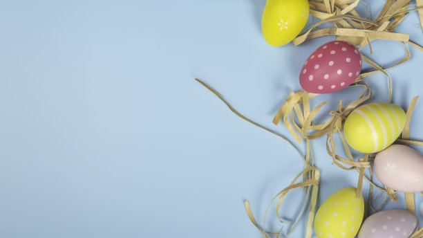 复活节快乐的概念。为假期做准备。复活节彩蛋孤立在柔和的蓝色背景。简单的极简主义平躺顶视图复制空间图片下载