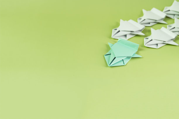 竞争的概念。彩色折纸机领先于白色折纸机图片下载