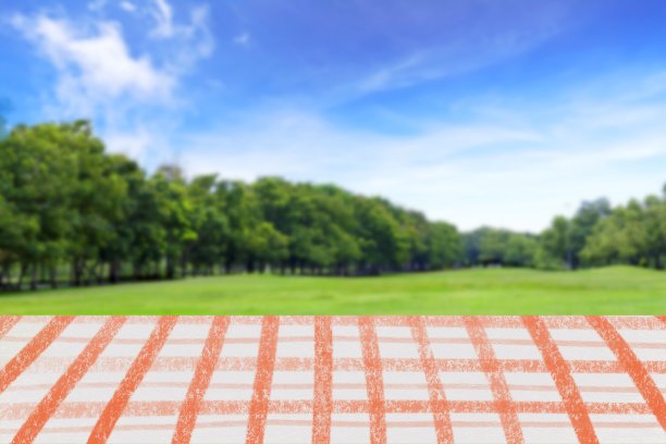 红色织物表与绿色散景背景。图片下载