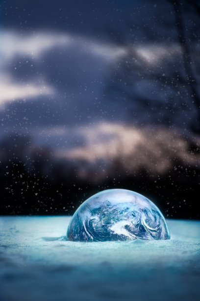 里面有雪花的球形玻璃器图片下载