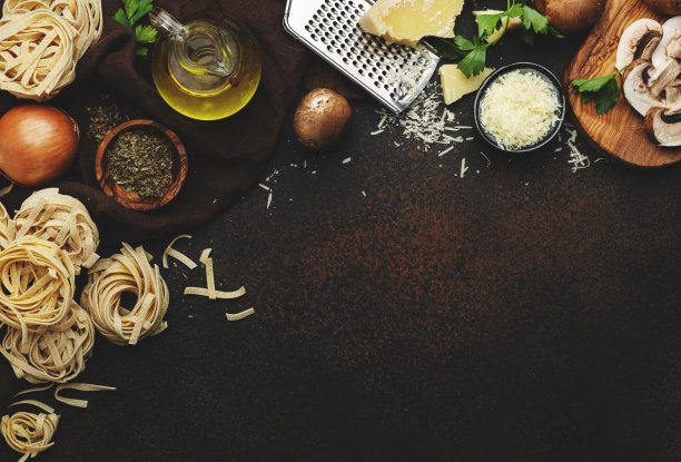 意大利生意大利面，棕色香槟蘑菇，蔬菜，奶酪和原料美味烹饪在旧厨房桌子背景，黑色风格，俯视图。食物的旗帜图片下载