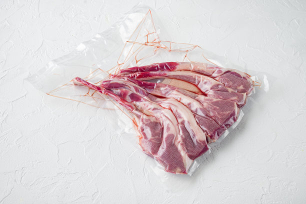 半成品羊排肉排真空包装，在白色石头背景，俯视图平躺，copyspace和文本空间图片下载