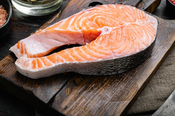 三文鱼生牛排，在旧的深色木制桌子的背景图片下载