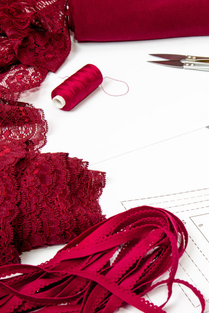 女人的爱好。创意缝纫背景，俯视图。收藏各种缝纫工具，紫红色，红色面料。副本的空间。裁剪的概念图片下载