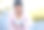 一个运动的年轻女子在户外锻炼时看手表的照片图片下载