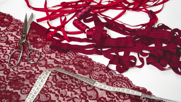 平铺构图与缝纫用品和紫红色棉花织物在白色背景。空间的文本图片下载