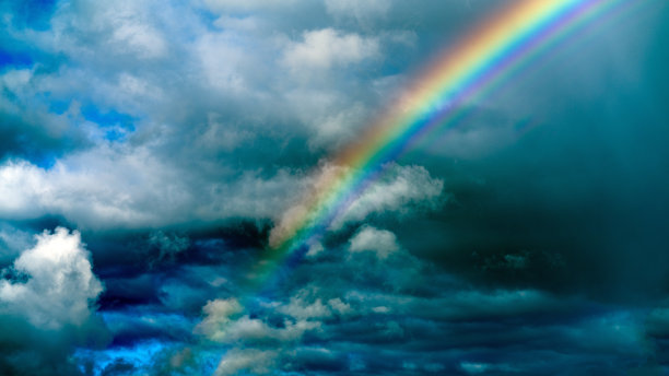 雨后的彩虹映衬着多云的天空。图片下载