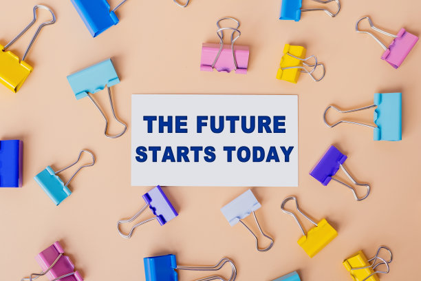 白纸上的文字:未来从今天开始。顶视图名片的图像和许多回形针在米色背景。平把设计图片下载