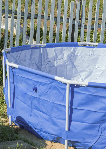 框架泳池是开放的，没有水，这是一个新组装的夏季概念图片下载