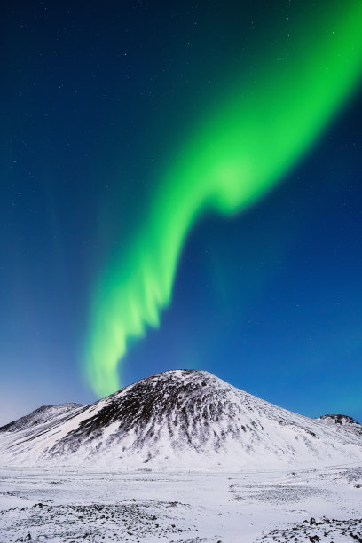 冰岛的北极光。山顶上的北极光。天空中明亮灯光的冬夜景观。冬季北方的景观。一个很受欢迎的旅游胜地。图片下载