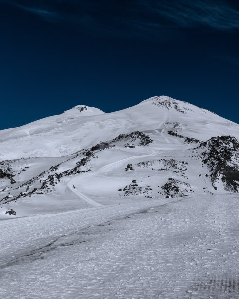 令人惊叹的高加索雪山景观，厄尔布鲁斯峰在一个晴朗的蓝天上图片下载