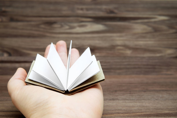 手风琴把书折叠起来放在手掌上图片下载