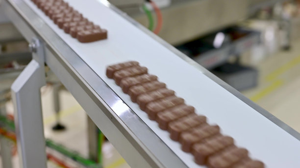 传送带输送巧克力棒。图片下载