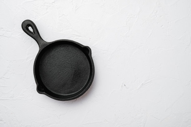使用旧的空煎锅与复制空间的文本或食物与文本或食物的复制空间，俯视图平躺，在白色的石头桌子背景图片下载