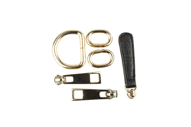 金属扣和拉链袋孤立在白色背景。裁缝缝纫配件。孤立的金扣。服装紧固件模板。图片下载