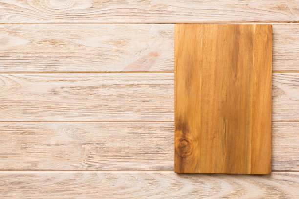 木制背景上的木制砧板的俯视图。为您的设计留出空间。=图片下载