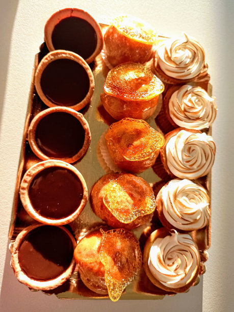 一张在阳光下的桌子上放着可爱的小蛋糕的照片图片下载