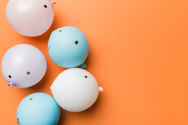 背景与fastive气球的圆形和五彩纸屑，多色的顶视图。生日晚会的背景图片下载