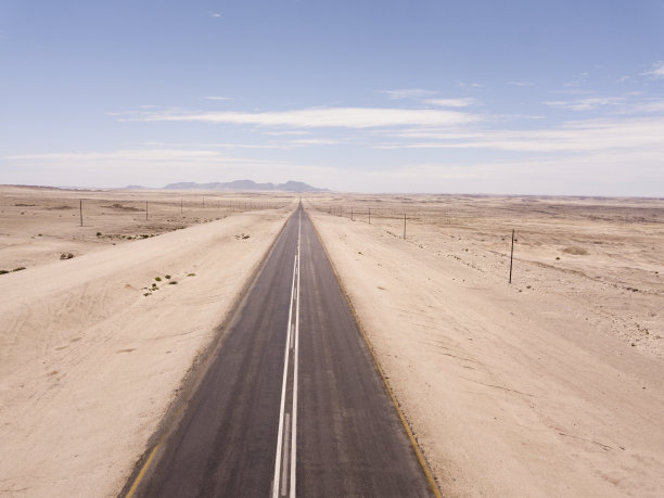 沙漠中开阔的道路图片下载