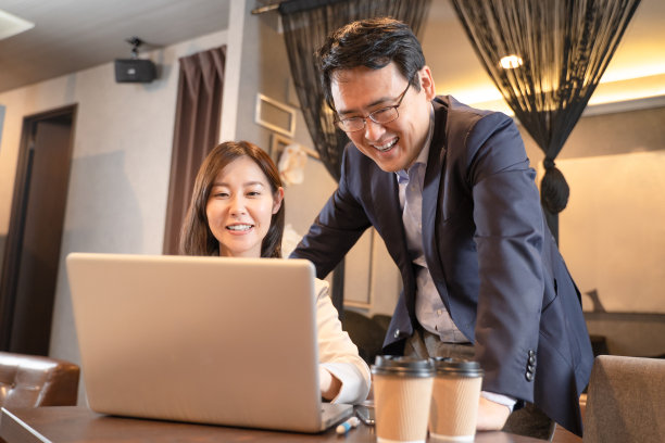 一男一女商人在咖啡馆的电脑上开会图片下载