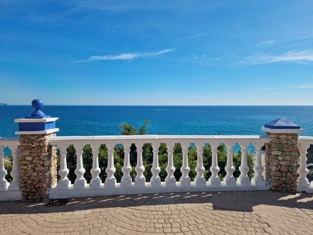 从阳台可以看到海景。地中海边的村庄。图片下载