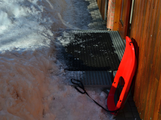 楼梯采用钢格栅及橡胶防滑垫。小屋的垫子是在一个升高的楼梯上，从滑雪靴上清除积雪要容易得多。冬天周围有一座山的小木屋，红色的图片下载