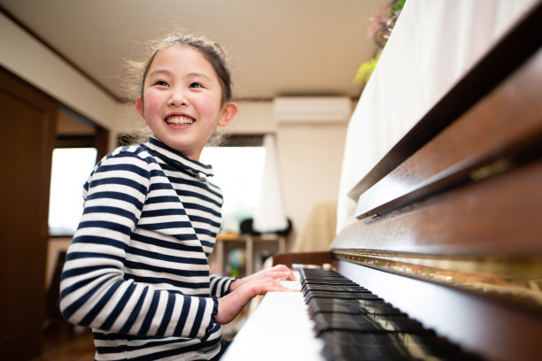 微笑的女孩在弹钢琴图片下载