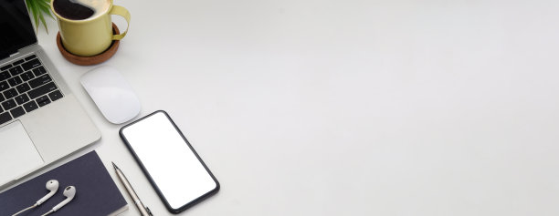 模拟智能手机，笔记本电脑，笔记本电脑和咖啡杯在白色的桌子上。副本的空间。图片下载